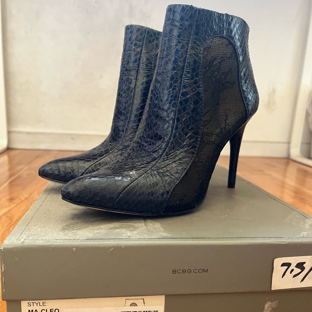 Like new!! BCBGMaxAzria Wore once only.